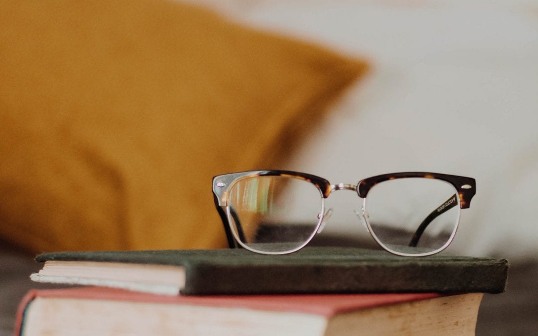 Hver fann upp gleraugun?